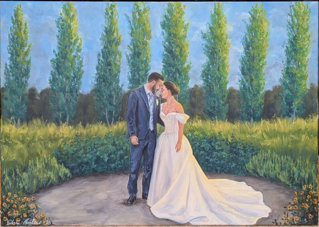 Dipinto acrilico realizzato durante un live painting a un matrimonio: coppia di sposi ritratta durante la golden hour in un giardino, con pioppi illuminati dal sole al tramonto sullo sfondo, catturando luce e atmosfera romantica.